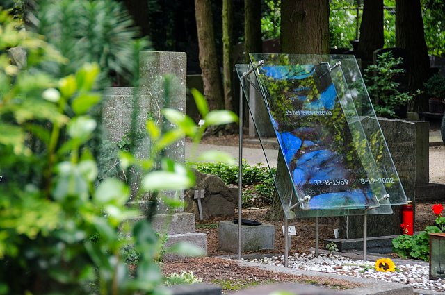 Afscheidsglas maakt glazen grafmonumenten / Afscheidsglas is een initiatief van Glasatelier Immanuel. Samen met u maakt zij glazen grafmonumenten, gedenktekens, herdenkingsramen en urnen. Ook ontwerpt en realiseert ze stilteruimten, herdenkingsruimten en multiculturele bezinningsruimten. Duurzaam, persoonlijk en uniek.